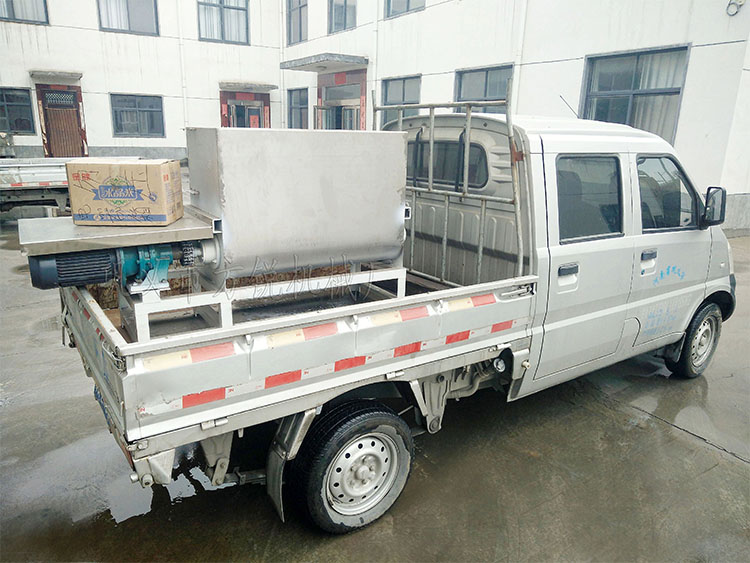 陜西的李先生來我們廠訂購的可以一次洗6袋面的洗面機